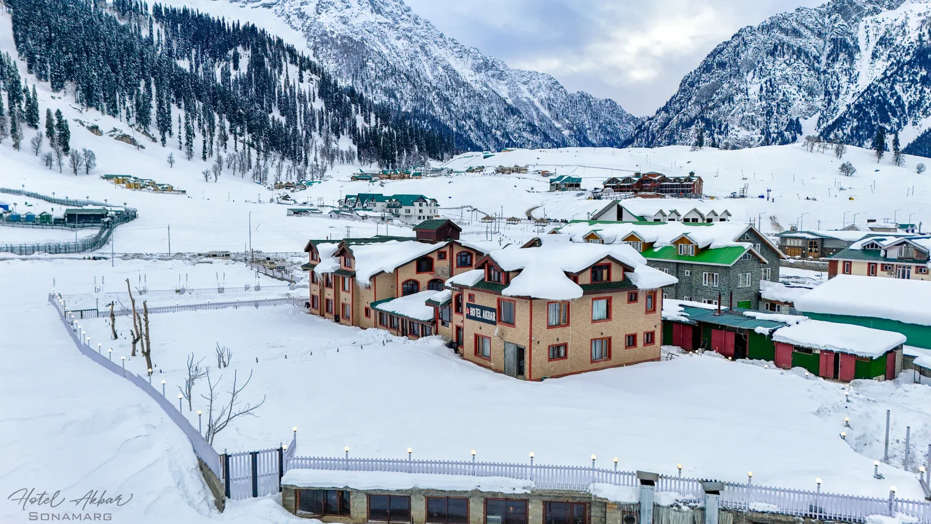 Hotel Akbar Sonmarg view of majestic snow-covered mountain valley